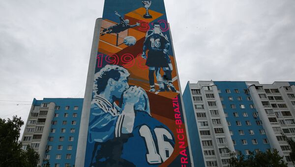 Граффити на улице Демократической в Самаре, посвященное финалу чемпионата мира 1998 года между сборными командами Франции и Бразилии, приуроченное к чемпионату мира по футболу FIFA-2018 Граффити на улице Демократической в Самаре, посвященное финалу чемпионата мира 1998 года между сборными командами Франции и Бразилии, приуроченное к чемпионату мира по футболу FIFA-2018