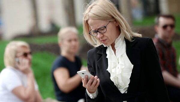 Женщина с мобильным телефоном Женщина с мобильным телефоном