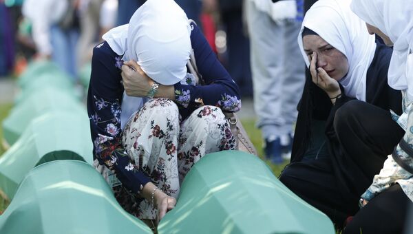Во время перезахоронения жертв трагических событий 1995 года в Боснии и Герцеговине в Сребренице. 11 июля 2018 Во время перезахоронения жертв трагических событий 1995 года в Боснии и Герцеговине в Сребренице. 11 июля 2018