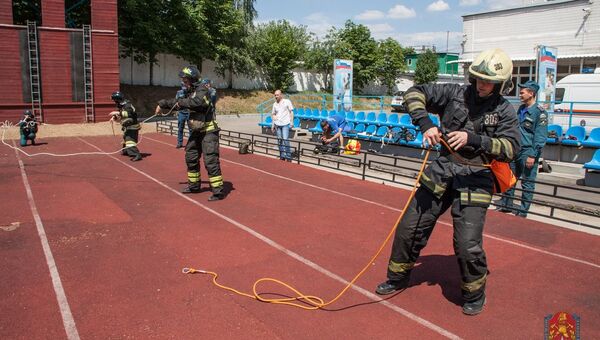 Номинанты на звание Лучшего пожарного вяжут двойную спасательную петлю на скорость Номинанты на звание Лучшего пожарного вяжут двойную спасательную петлю на скорость