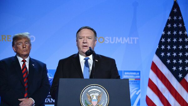 Президент США Дональд Трамп и государственный секретарь США Майк Помпео на саммите НАТО. 