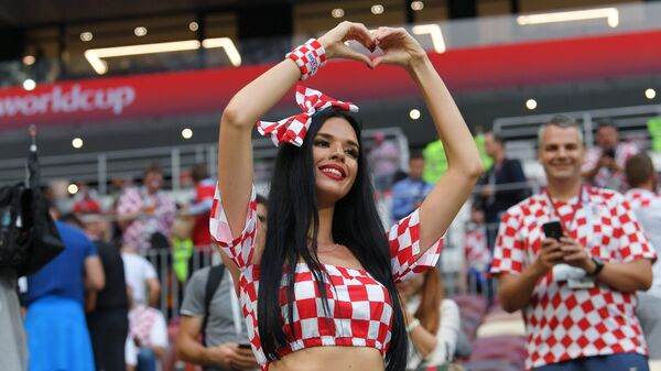 Болельщица сборной Хорватии перед полуфинальным матчем чемпионата мира по футболу между сборными Хорватии и Англии. Болельщица сборной Хорватии перед полуфинальным матчем чемпионата мира по футболу между сборными Хорватии и Англии.