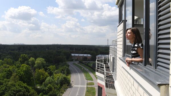 Девушка в квартире в новостройке Девушка в квартире в новостройке