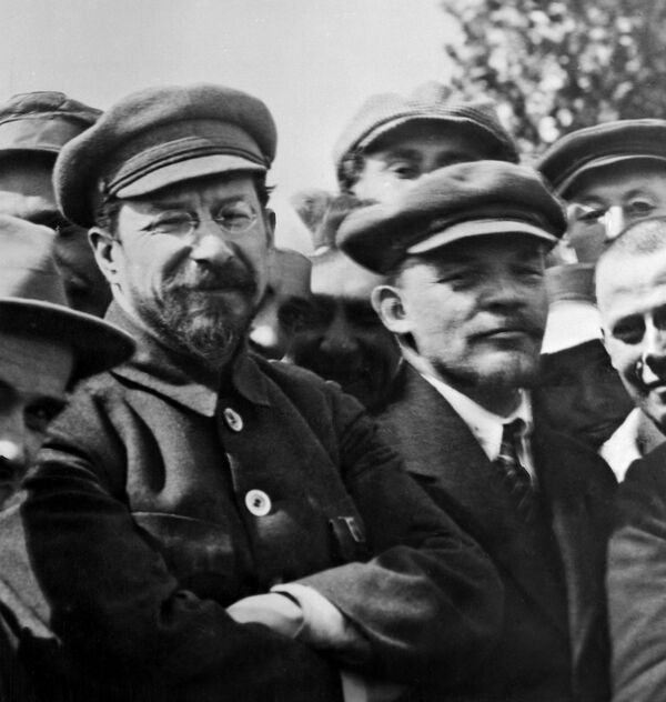 В. Ленин и А. Луначарский на закладке памятника Карлу Марксу на площади Свердлова В. Ленин и А. Луначарский на закладке памятника Карлу Марксу на площади Свердлова