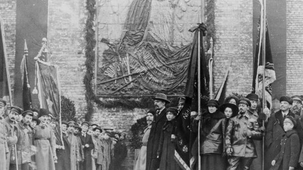 В. Ленин и Я. Свердлов на Красной площади у Кремлевской стены во время демонстрации трудящихся, 1918 год В. Ленин и Я. Свердлов на Красной площади у Кремлевской стены во время демонстрации трудящихся, 1918 год