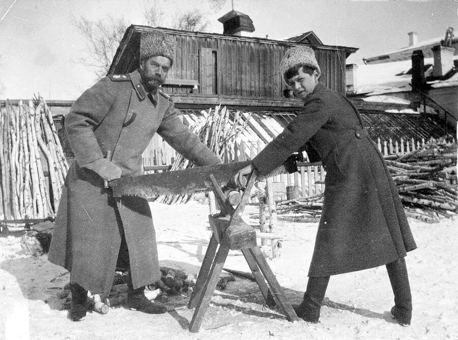 Николай II с наследником в ссылке в Тобольске Николай II с наследником в ссылке в Тобольске