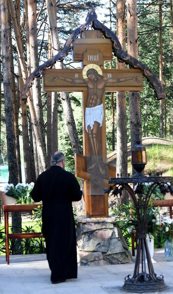 Поминальный крест у Алапаевской шахты, куда были сброшены члены Дома Романовых и близкие к ним люди Поминальный крест у Алапаевской шахты, куда были сброшены члены Дома Романовых и близкие к ним люди