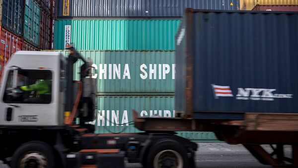 Грузовые контейнеры с китайскими товарами в порту Саванна в США Грузовые контейнеры с китайскими товарами в порту Саванна в США