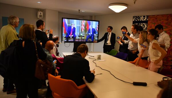 Журналисты смотрят трансляцию встречи президента РФ Владимира Путина и президента США Дональда Трампа в Хельсинки. 16 июля 2018 Журналисты смотрят трансляцию встречи президента РФ Владимира Путина и президента США Дональда Трампа в Хельсинки. 16 июля 2018