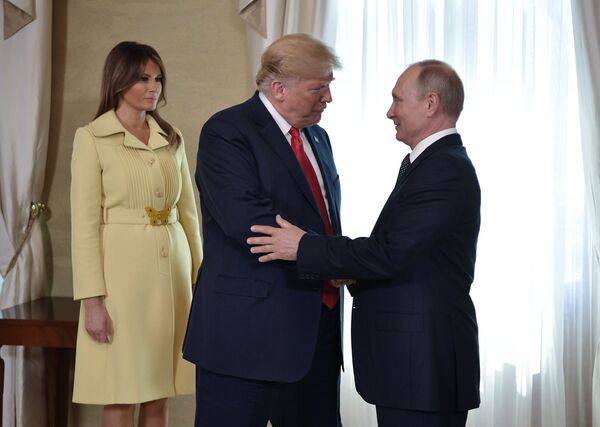 Президент РФ Владимир Путин, президент США Дональд Трамп (в центре) и его супруга Меланья во время встречи в президентском дворце в Хельсинки Президент РФ Владимир Путин, президент США Дональд Трамп (в центре) и его супруга Меланья во время встречи в президентском дворце в Хельсинки