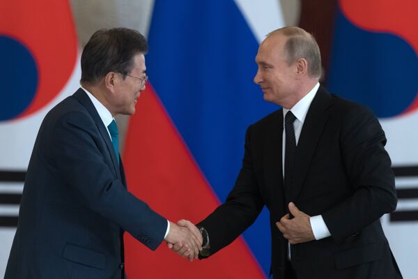 Президент РФ Владимир Путин и президент Республики Корея Мун Чжэ Ин во время пресс-конференции по итогам встречи в Кремле. 22 июня 2018 Президент РФ Владимир Путин и президент Республики Корея Мун Чжэ Ин во время пресс-конференции по итогам встречи в Кремле. 22 июня 2018