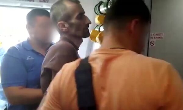 Участник бандгруппы Шамиля Басаева гражданин России Аслан Яндиев, экстрадированный из Словакии в Россию, в аэропорту Братиславы. 17 июля 2018 Участник бандгруппы Шамиля Басаева гражданин России Аслан Яндиев, экстрадированный из Словакии в Россию, в аэропорту Братиславы. 17 июля 2018