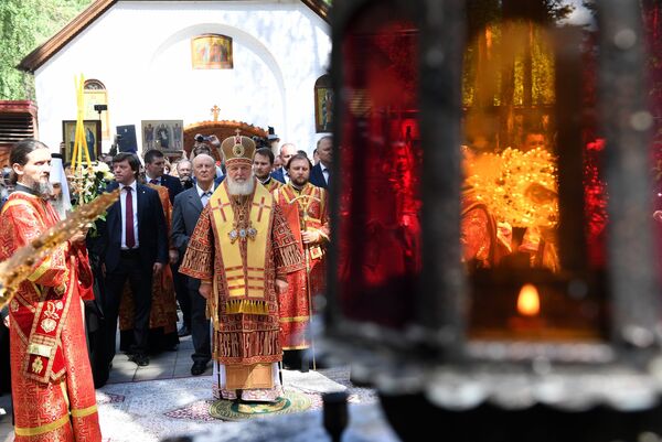 Патриарх Московский и Всея Руси Кирилл совершает заупокойную литию у Алапаевской шахты в рамках мероприятий, посвященных 100-летию расстрела царской семьи Патриарх Московский и Всея Руси Кирилл совершает заупокойную литию у Алапаевской шахты в рамках мероприятий, посвященных 100-летию расстрела царской семьи