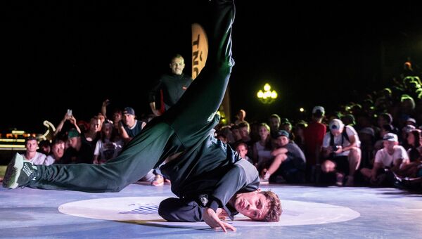 Танцоры во время чемпионата мира по брейк-дансу CrimeaBreakDanceWorldCup в рамках фестиваля Yalta Summer Jam в Ялте Танцоры во время чемпионата мира по брейк-дансу CrimeaBreakDanceWorldCup в рамках фестиваля Yalta Summer Jam в Ялте