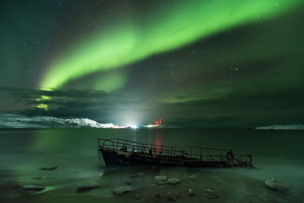 Работа фотографа Michael Zav'yalov Aurora Borealis on the coast of the Barents sea, вошедшая в шорт-лист Insight Astronomy Photographer of the Year 2018 Работа фотографа Michael Zav'yalov Aurora Borealis on the coast of the Barents sea, вошедшая в шорт-лист Insight Astronomy Photographer of the Year 2018