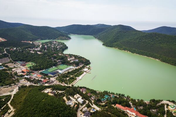 Село Абрау-Дюрсо на берегу озера Абрау в Краснодарском крае Село Абрау-Дюрсо на берегу озера Абрау в Краснодарском крае