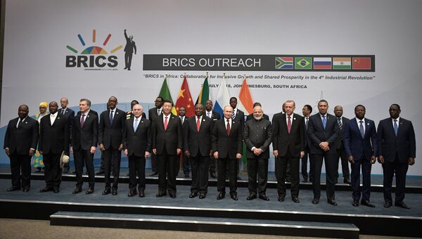 Президент РФ Владимир Путин во время совместного фотографирования лидеров БРИКС и глав делегаций приглашенных государств в Йоханнесбурге. 27 июля 2018 Президент РФ Владимир Путин во время совместного фотографирования лидеров БРИКС и глав делегаций приглашенных государств в Йоханнесбурге. 27 июля 2018
