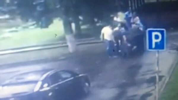 Сотрудники ДПС избивают Евгения Толстова и его друга Алексея возле Мускат-бара Сотрудники ДПС избивают Евгения Толстова и его друга Алексея возле Мускат-бара