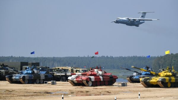 Самолет Ил-76МД на церемонии открытия конкурса Танковый биатлон-2018 на подмосковном полигоне Алабино. Архивное фото Самолет Ил-76МД на церемонии открытия конкурса Танковый биатлон-2018 на подмосковном полигоне Алабино. Архивное фото
