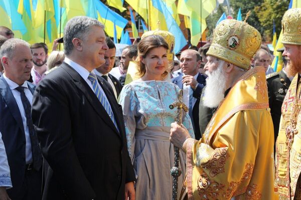 Президент Украины Петр Порошенко вместе с супругой принял участие в крестном ходе по случаю празднования 1030-летия со Дня крещения Руси. 28 июля 2018 Президент Украины Петр Порошенко вместе с супругой принял участие в крестном ходе по случаю празднования 1030-летия со Дня крещения Руси. 28 июля 2018
