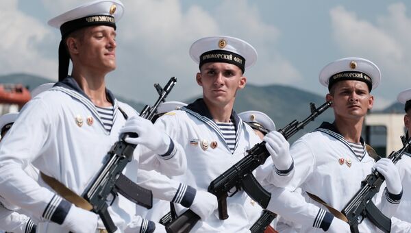 Построение моряков перед началом главного военно-морского парада в честь Дня Военно-Морского Флота России в Санкт-Петербурге. 29 июля 2018 Построение моряков перед началом главного военно-морского парада в честь Дня Военно-Морского Флота России в Санкт-Петербурге. 29 июля 2018