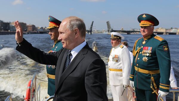Президент РФ Владимир Путин приветствует участников Главного военно-морского парада в Санкт-Петербурге. 29 июля 2018 Президент РФ Владимир Путин приветствует участников Главного военно-морского парада в Санкт-Петербурге. 29 июля 2018