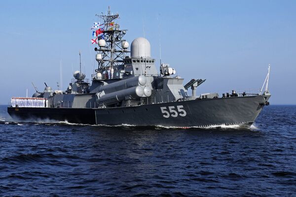 Моряки на борту малого ракетного корабля проекта 1234.1 «Гейзер» на главном военно-морском параде. Моряки на борту малого ракетного корабля проекта 1234.1 «Гейзер» на главном военно-морском параде.