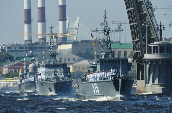 Базовый тральщик, морской тральщик Александр Обухов, большой ракетный катер Моршанск на главном военно-морском параде в Санкт-Петербурге в честь Дня Военно-Морского Флота России Базовый тральщик, морской тральщик Александр Обухов, большой ракетный катер Моршанск на главном военно-морском параде в Санкт-Петербурге в честь Дня Военно-Морского Флота России