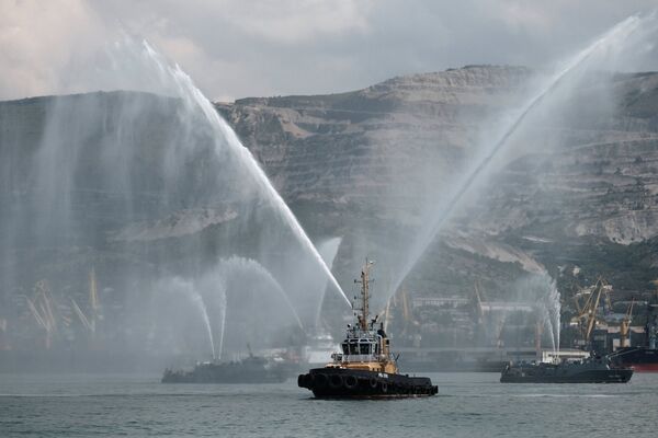Буксир на праздновании Дня Военно-Морского Флота в Новороссийске Буксир на праздновании Дня Военно-Морского Флота в Новороссийске