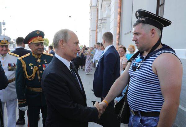 Президент РФ Владимир Путин после посещения крейсера Аврора в рамках празднования Дня ВМФ России в Санкт-Петербурге. 29 июля 2018 Президент РФ Владимир Путин после посещения крейсера Аврора в рамках празднования Дня ВМФ России в Санкт-Петербурге. 29 июля 2018