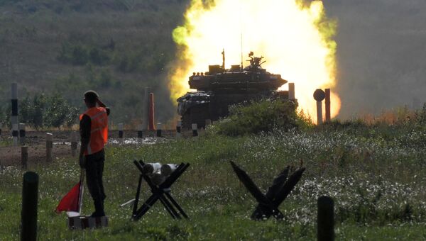 Танк команды армии России в индивидуальной гонке международных соревнований Танковый биатлон — 2018 на подмосковном полигоне Алабино Танк команды армии России в индивидуальной гонке международных соревнований Танковый биатлон — 2018 на подмосковном полигоне Алабино