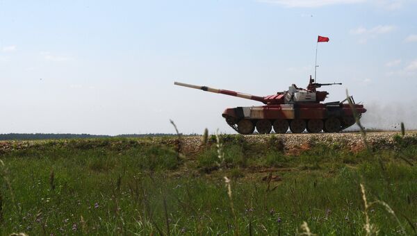 Танк команды армии Таджикистана в индивидуальной гонке международных соревнований Танковый биатлон — 2018 на подмосковном полигоне Алабино Танк команды армии Таджикистана в индивидуальной гонке международных соревнований Танковый биатлон — 2018 на подмосковном полигоне Алабино