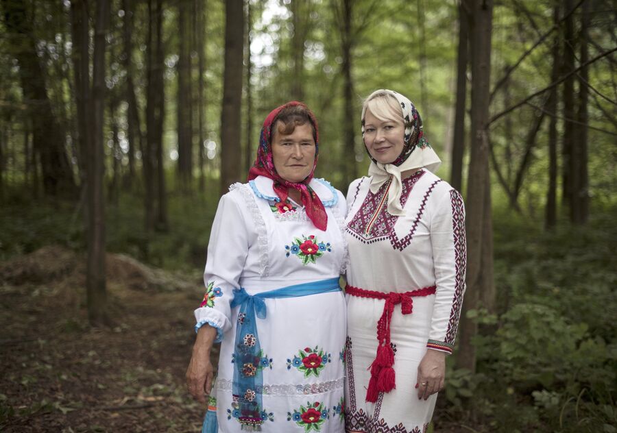 Жительницы села Шоруньжа в национальных костюмах на праздник Сярем Жительницы села Шоруньжа в национальных костюмах на праздник Сярем