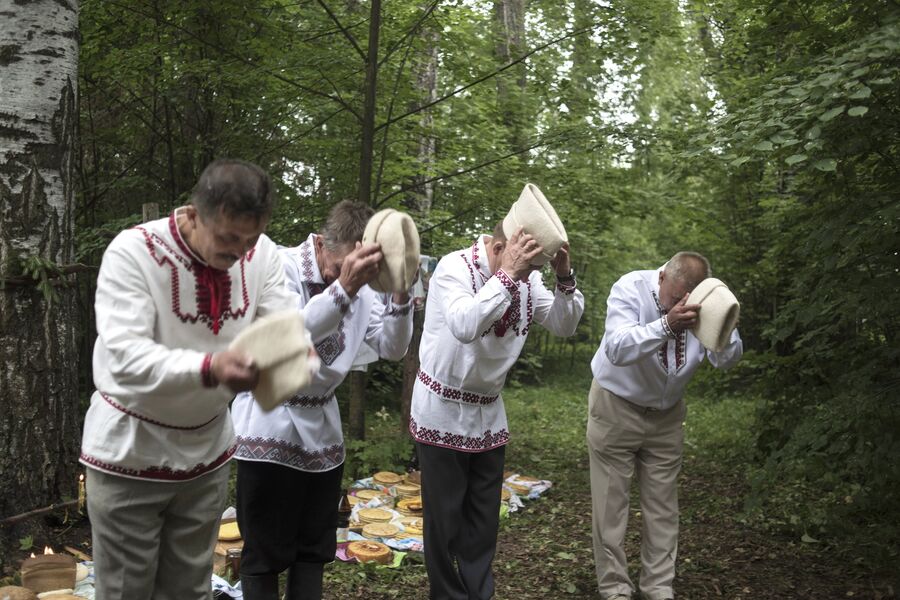 Жители села Шоруньжа во время молитвы очищения у священного дерева (онапу) на празднике Сярем Жители села Шоруньжа во время молитвы очищения у священного дерева (онапу) на празднике Сярем
