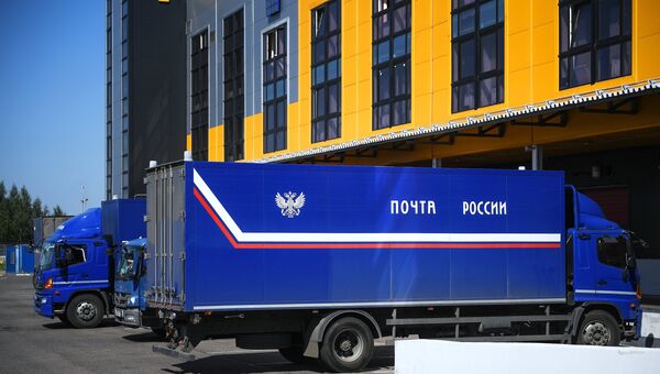 Машина Почта России у логистического почтового центра Внуково Машина Почта России у логистического почтового центра Внуково