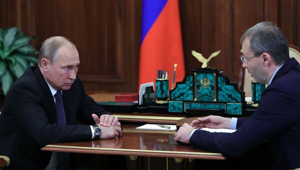 Президент РФ Владимир Путин и губернатор Чукотского автономного округа Роман Копин во время встречи. 1 августа 2018 Президент РФ Владимир Путин и губернатор Чукотского автономного округа Роман Копин во время встречи. 1 августа 2018
