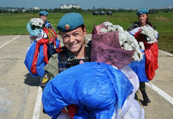 Женщины-военнослужащие Воздушно-десантных войск на праздновании Дня ВДВ в 83-й отдельной гвардейской десантно-штурмовой бригаде в городе Уссурийске Женщины-военнослужащие Воздушно-десантных войск на праздновании Дня ВДВ в 83-й отдельной гвардейской десантно-штурмовой бригаде в городе Уссурийске