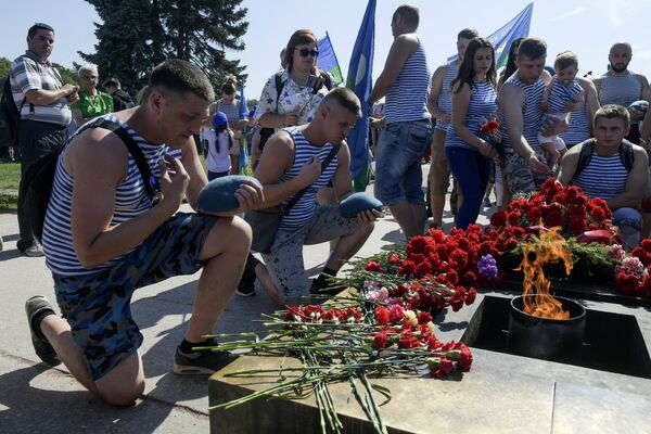Служащие Воздушно-десантных войск возлагают цветы у Вечного огня на Марсовом поле в Санкт-Петербурге Служащие Воздушно-десантных войск возлагают цветы у Вечного огня на Марсовом поле в Санкт-Петербурге