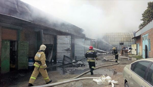 Сотрудники МЧС во время ликвидации пожара Сотрудники МЧС во время ликвидации пожара