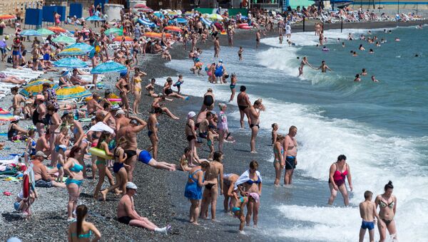 Отдыхающие на пляже в Алуште Отдыхающие на пляже в Алуште