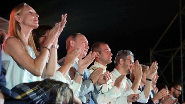 Президент РФ В. Путин посетил вечер-открытие фестиваля Опера в Херсонесе Президент РФ В. Путин посетил вечер-открытие фестиваля Опера в Херсонесе