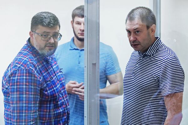 Руководитель портала РИА Новости Украина Кирилл Вышинский и его адвокат Андрей Доманский (слева) в зале апелляционного суда Херсонской области Украины. 6 августа 2018 Руководитель портала РИА Новости Украина Кирилл Вышинский и его адвокат Андрей Доманский (слева) в зале апелляционного суда Херсонской области Украины. 6 августа 2018