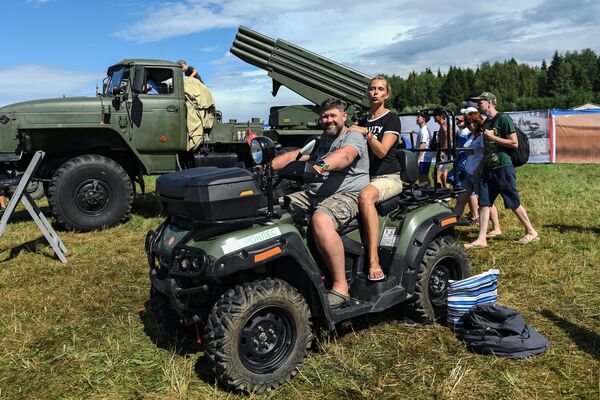 Зрители фестиваля Нашествие на выставке военной техники в поселке Большое Завидово в Тверской области Зрители фестиваля Нашествие на выставке военной техники в поселке Большое Завидово в Тверской области