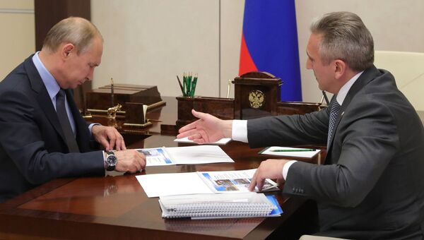 Президент РФ Владимир Путин и временно исполняющий обязанности губернатора Тюменской области Александр Моор во время встречи Президент РФ Владимир Путин и временно исполняющий обязанности губернатора Тюменской области Александр Моор во время встречи
