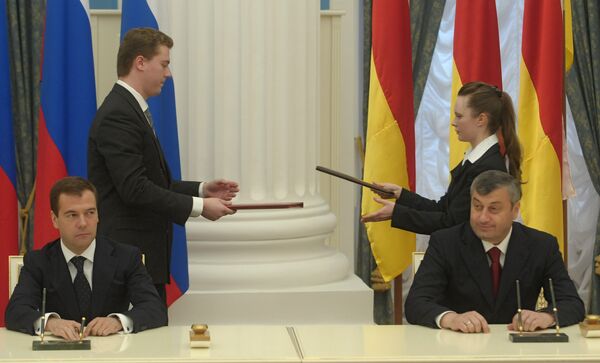Президенты России Дмитрий Медведев и Южной Осетии Эдуард Кокойты на церемонии подписания Договоров о дружбе, сотрудничестве и взаимопомощи между РФ и Республиками Абхазия и Южная Осетия. 17 сентября 2008 Президенты России Дмитрий Медведев и Южной Осетии Эдуард Кокойты на церемонии подписания Договоров о дружбе, сотрудничестве и взаимопомощи между РФ и Республиками Абхазия и Южная Осетия. 17 сентября 2008