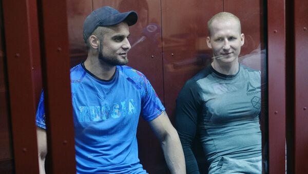 Артем Лебедев и Владислав Полтарыбатько в Чкаловском суде Екатеринбурга, во время оглашения приговора по делу банды экс-полицейских-велосипедистов, грабивших банки на велосипедах Артем Лебедев и Владислав Полтарыбатько в Чкаловском суде Екатеринбурга, во время оглашения приговора по делу банды экс-полицейских-велосипедистов, грабивших банки на велосипедах