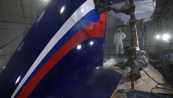 Процесс покраски самолета Sukhoi Superjet 100 Процесс покраски самолета Sukhoi Superjet 100