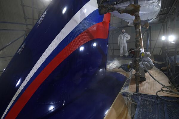 Процесс покраски самолета Sukhoi Superjet 100 Процесс покраски самолета Sukhoi Superjet 100