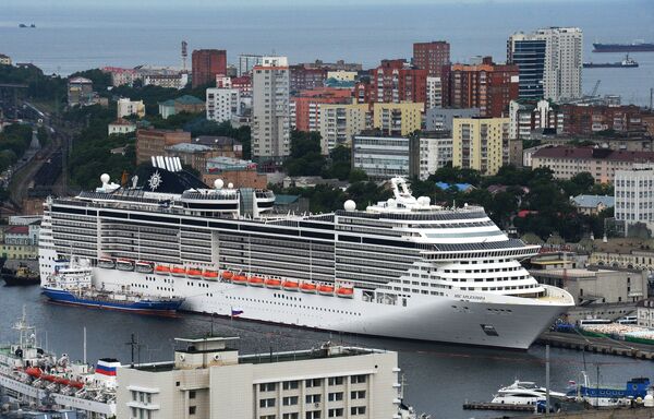 Круизный суперлайнер MSC Splendida у пирса морского вокзала во Владивостоке Круизный суперлайнер MSC Splendida у пирса морского вокзала во Владивостоке