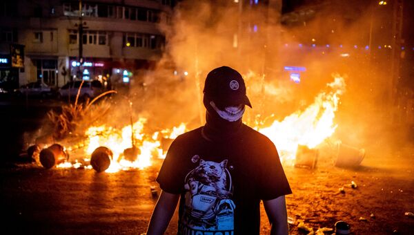 Участник акции протеста против действующего правительства в Бухаресте, Румыния. 10 августа 2018 Участник акции протеста против действующего правительства в Бухаресте, Румыния. 10 августа 2018